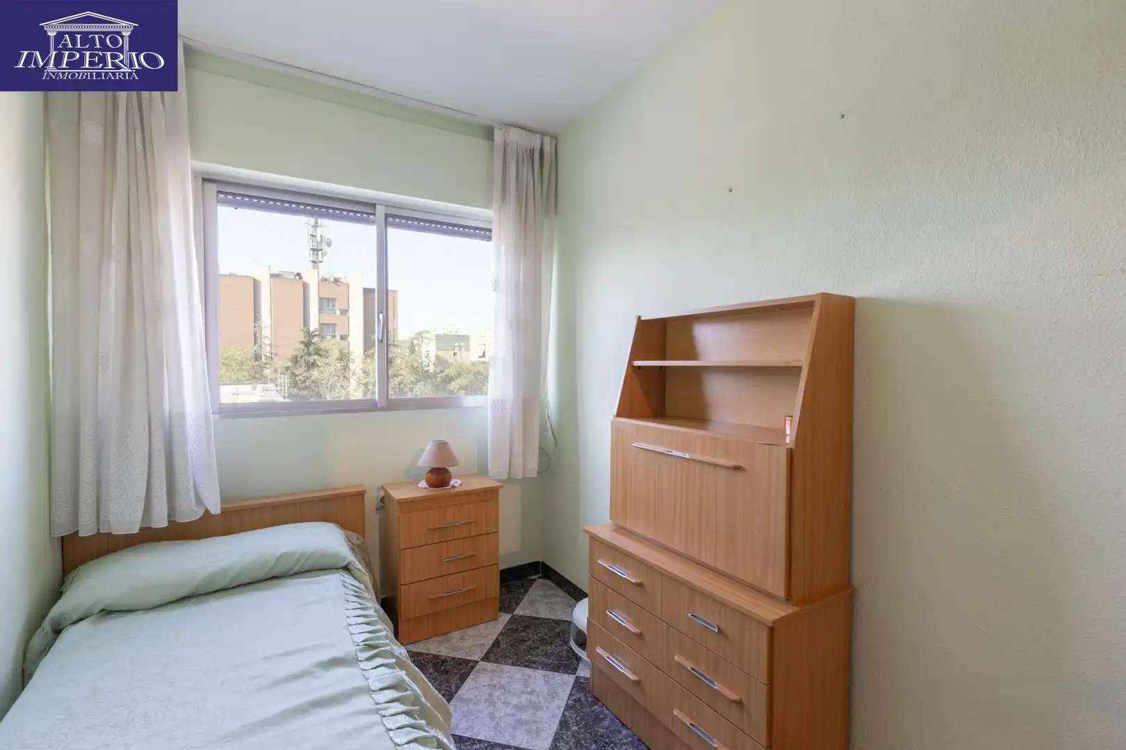 Dormitori de Pis en venda en Granada amb Aire condicionat, Moblat i Balcó