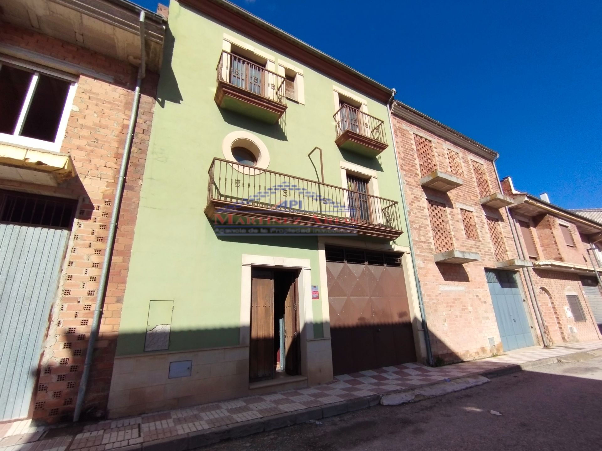 Vista exterior de Casa adosada en venda en Sabiote amb Balcó