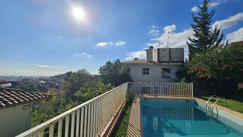 Piscina de Casa o xalet en venda en Barcelona amb Aire condicionat, Calefacció i Jardí privat