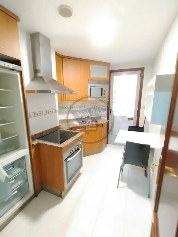 Cuina de Apartament de lloguer en Vigo  amb Calefacció, Parquet i Traster
