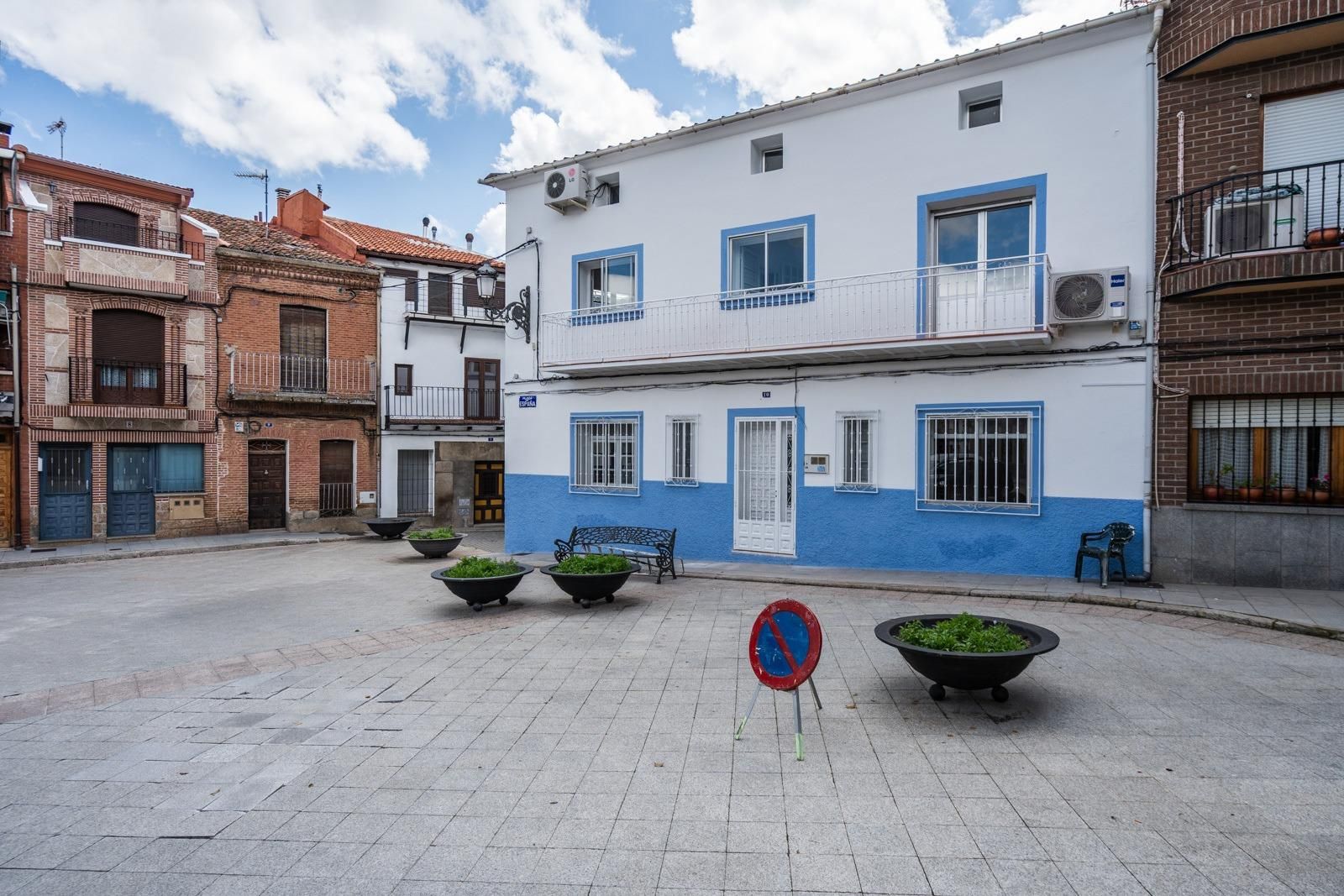 Vista exterior de Casa adosada de alquiler en El Tiemblo  con Calefacción, Trastero y Balcón
