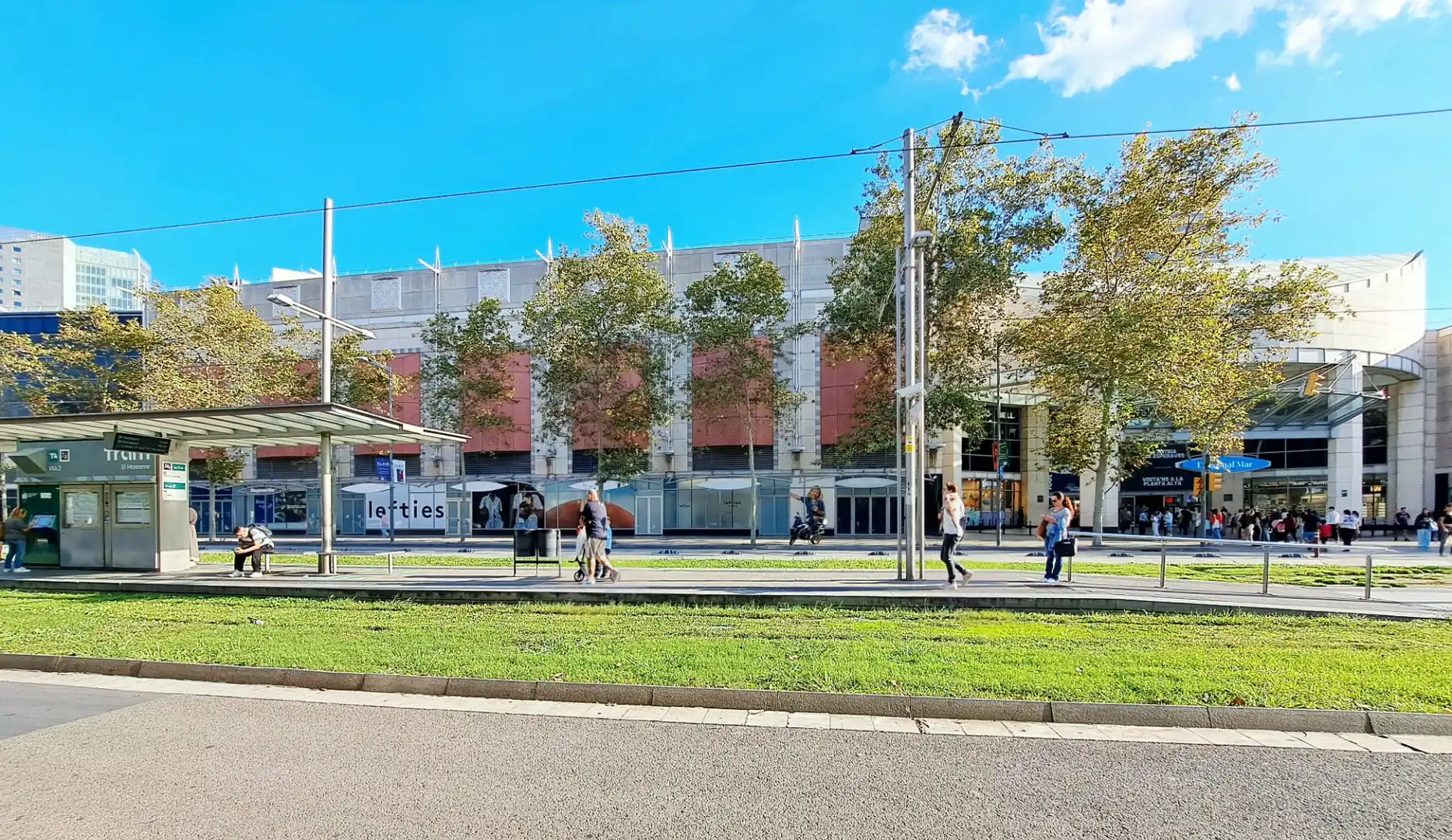 Vista exterior de Pis en venda en Barcelona amb Aire condicionat, Calefacció i Jardí privat