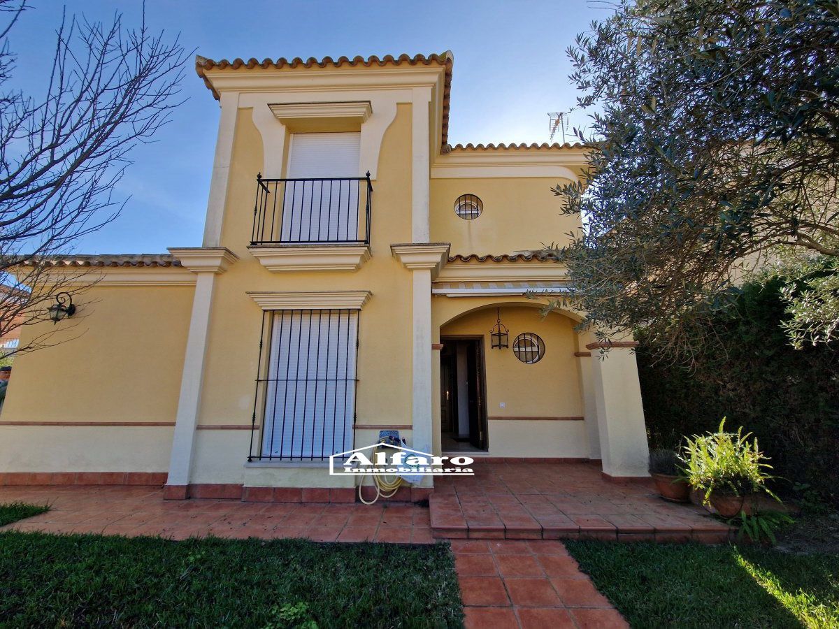 Vista exterior de Casa o xalet en venda en Almonte amb Jardí privat, Terrassa i Balcó