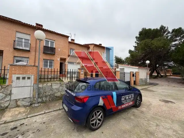 Vista exterior de Casa o xalet en venda en Otero amb Calefacció, Jardí privat i Balcó