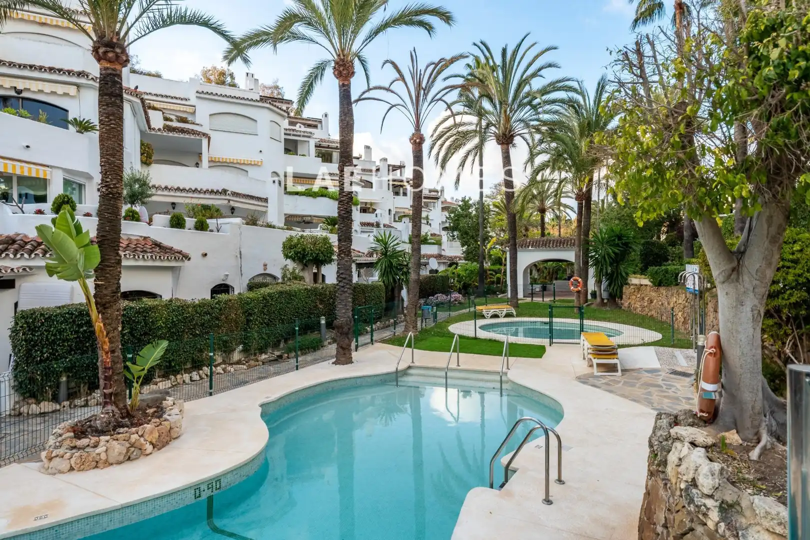 Vista exterior de Àtic en venda en Marbella amb Aire condicionat, Terrassa i Piscina comunitària