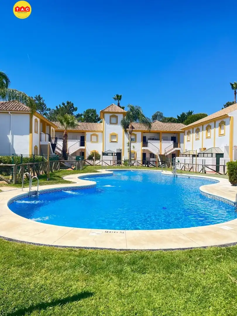 Schwimmbecken von Einfamilien-Reihenhaus zum Verkauf in Islantilla mit Klimaanlage, Heizung und Terrasse