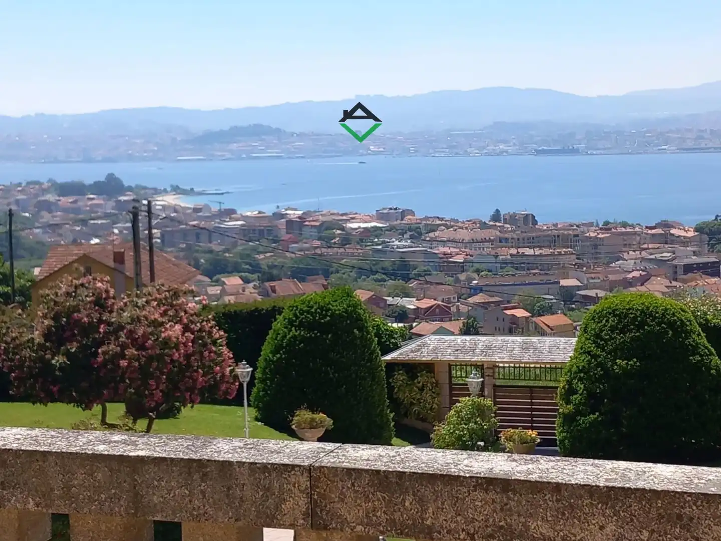 Vista exterior de Casa o xalet en venda en Cangas  amb Calefacció, Terrassa i Traster