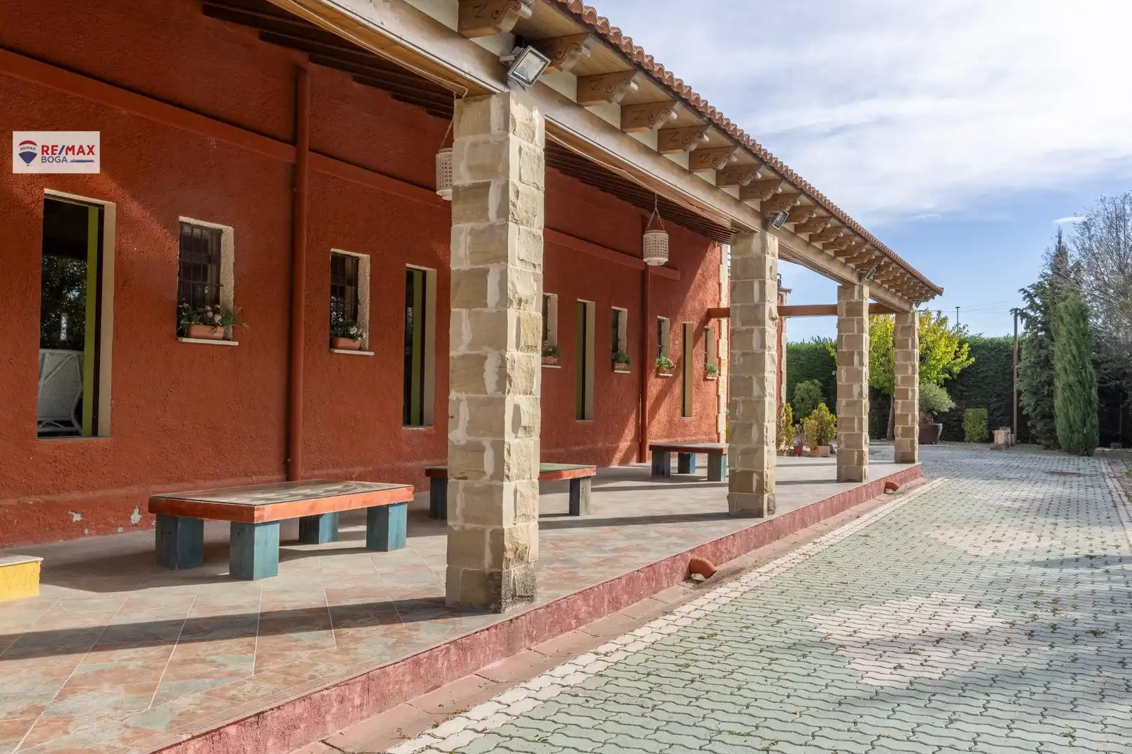 Vista exterior de Local en venda en Frómista  amb Aire condicionat i Moblat