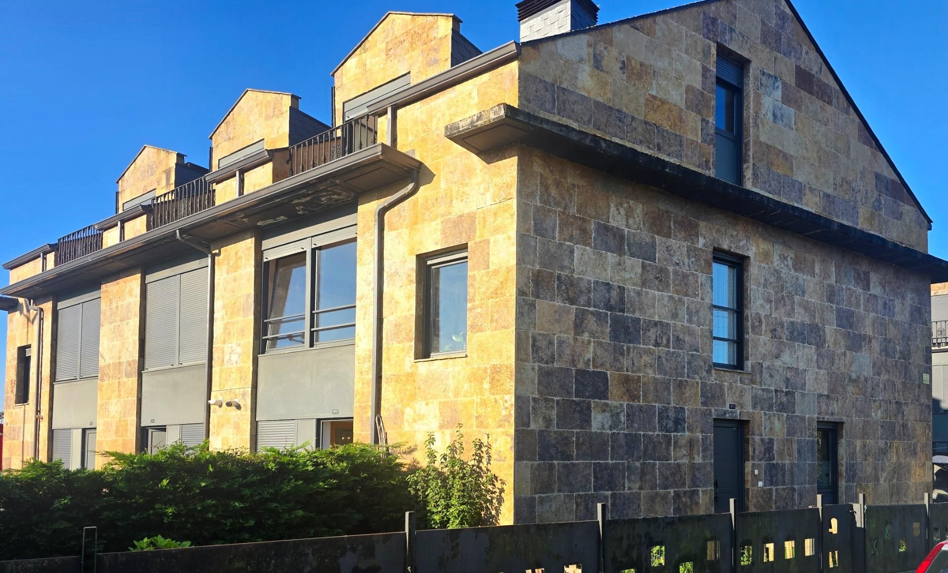Vista exterior de Casa adosada en venda en Miengo amb Calefacció, Terrassa i Balcó