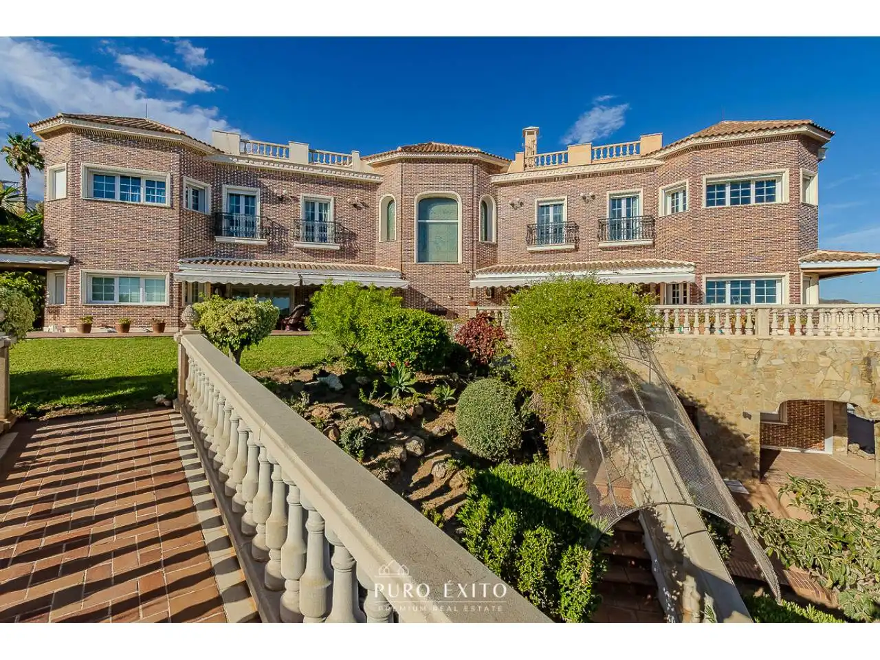 Vista exterior de Casa o xalet en venda en Málaga amb Aire condicionat, Calefacció i Jardí privat