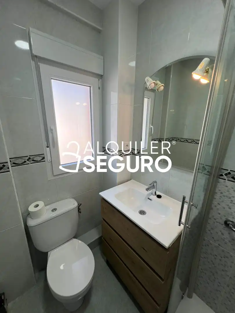 Bathroom of Flat for rent in Madrid  with Air Conditioner, Heating and Terrace