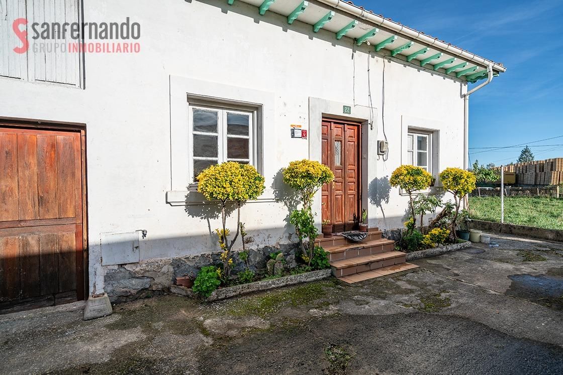 Vista exterior de Casa o xalet en venda en Torrelavega  amb Jardí privat i Traster