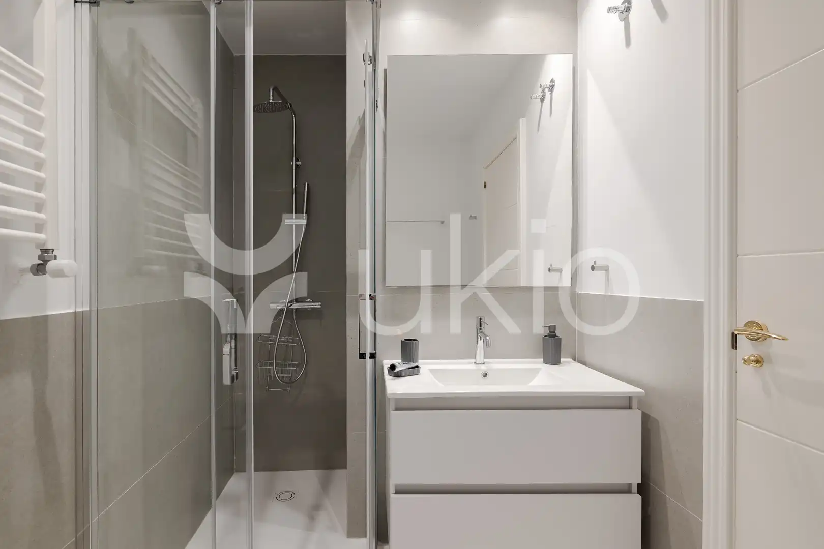Bany de Apartament de lloguer en Madrid amb Aire condicionat, Calefacció i Moblat