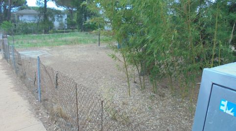 Parcella de 512 m2 a la urbanització de La Canyera de Llagostera. Terreny quadrat i totalment pla. Apte per construirhi xalet unif