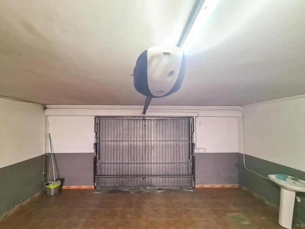 Parkplatz von Einfamilien-Reihenhaus zum Verkauf in Huércal-Overa mit Klimaanlage, Heizung und Terrasse