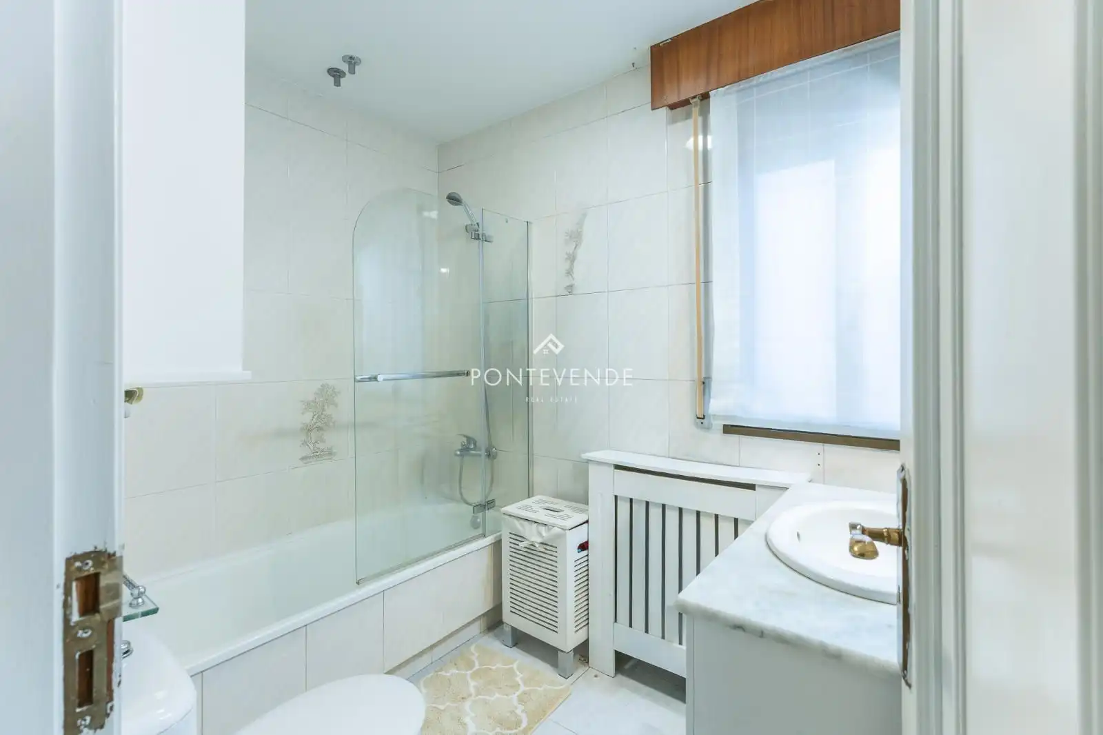 Badezimmer von Wohnung zum Verkauf in Vilagarcía de Arousa mit Heizung
