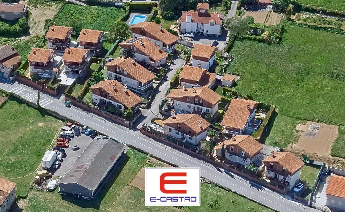 Vista exterior de Casa o xalet en venda en Castro-Urdiales amb Calefacció, Jardí privat i Terrassa