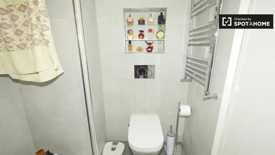 Baño de Piso para compartir en Barcelona con Aire acondicionado, Calefacción y Amueblado
