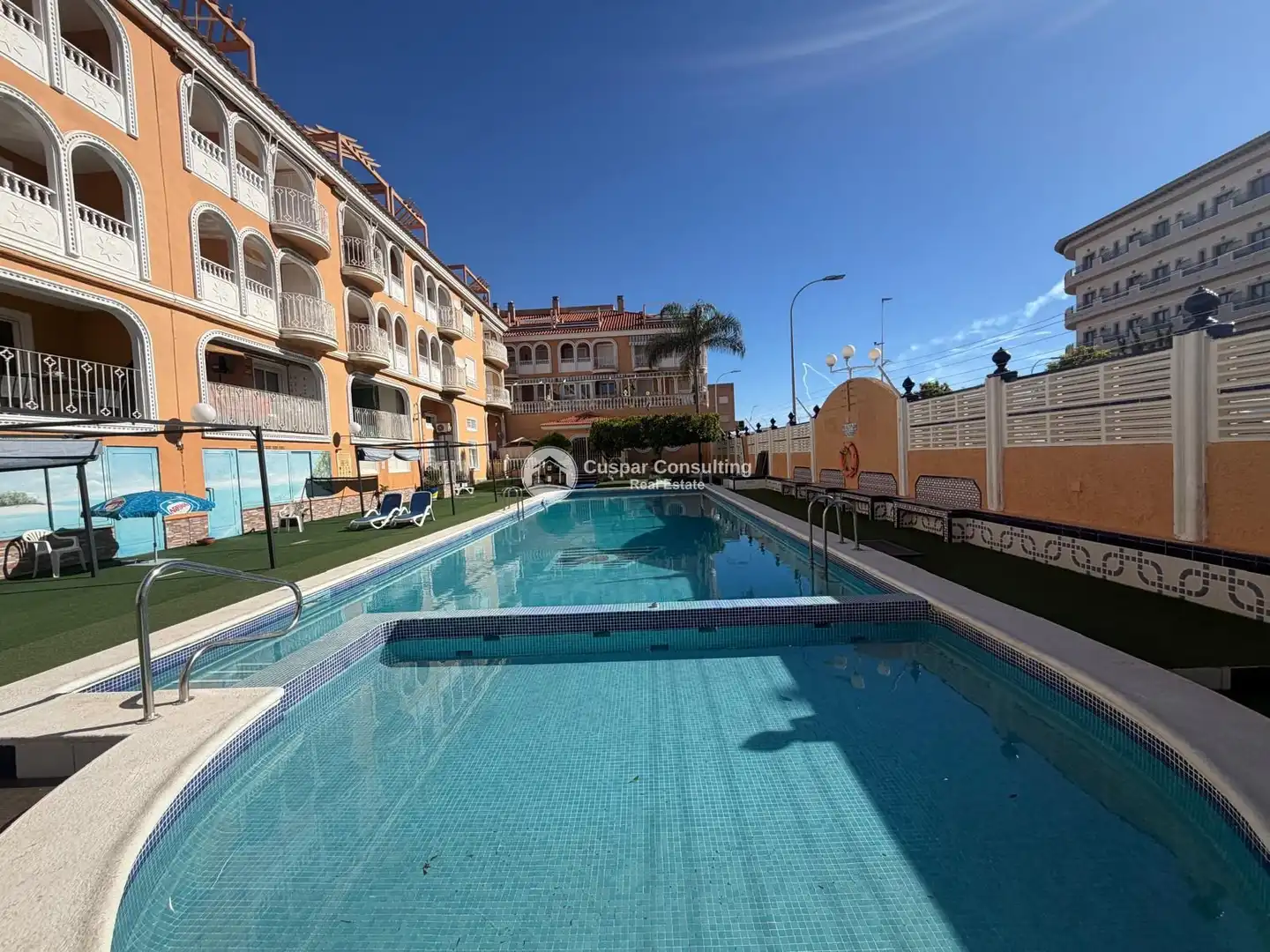 Piscina de Local en venda en Los Alcázares amb Aire condicionat, Terrassa i Moblat