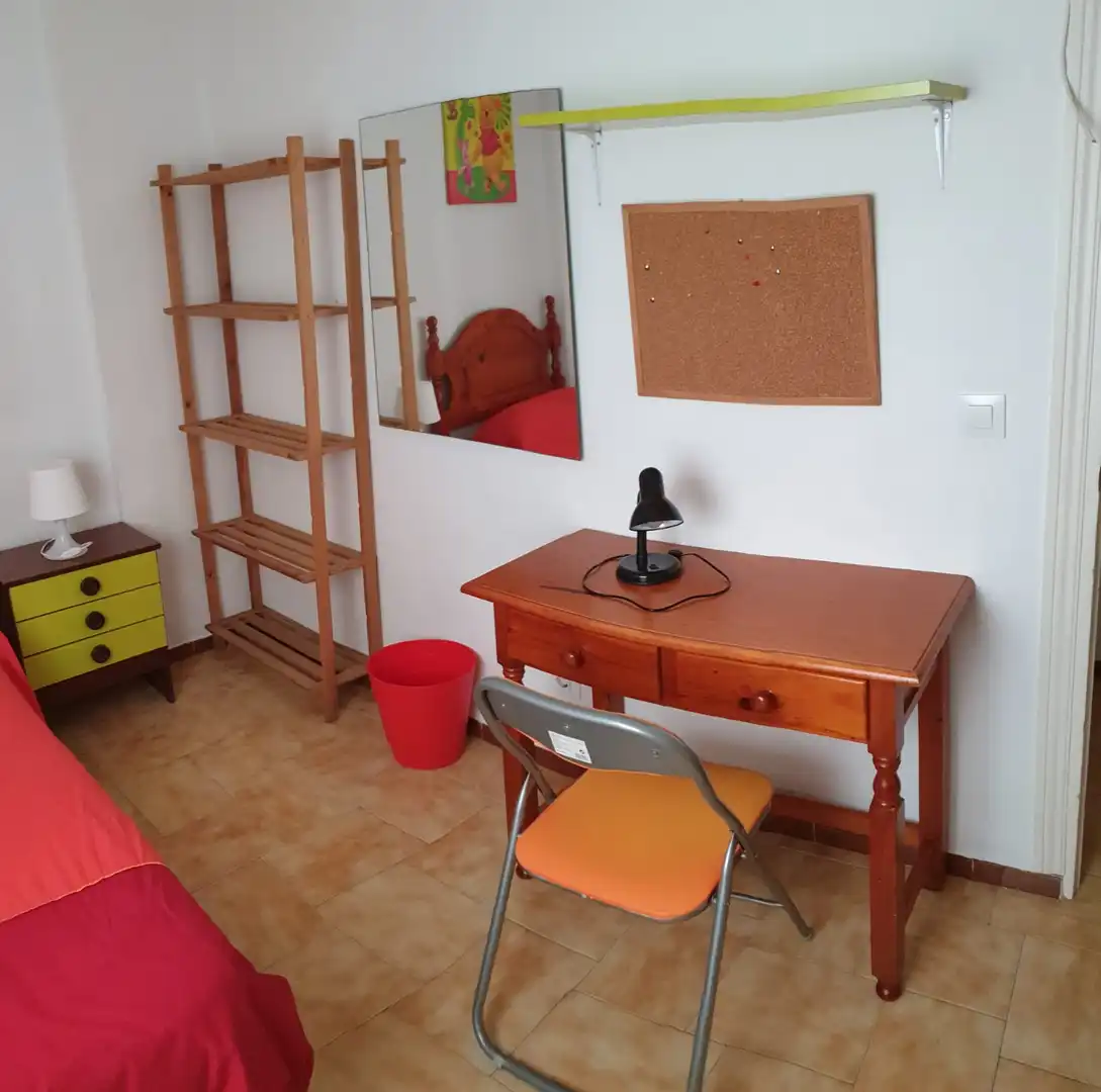 Habitación de Piso de alquiler en Sevilla con Aire acondicionado, Amueblado y Lavadora