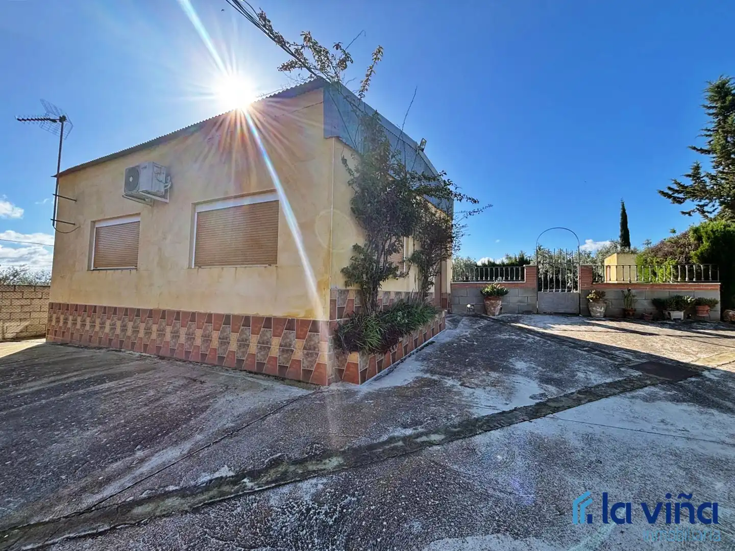 Vista exterior de Casa o chalet en venta en Casariche con Aire acondicionado, Calefacción y Jardín privado