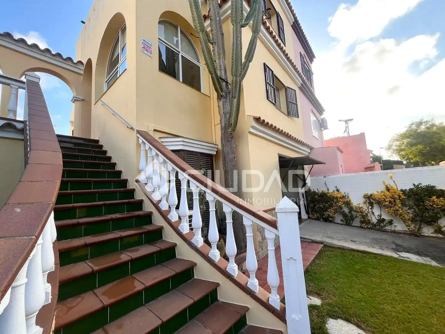 Vista exterior de Casa adosada en venta en Sanlúcar de Barrameda con Aire acondicionado, Jardín privado y Terraza