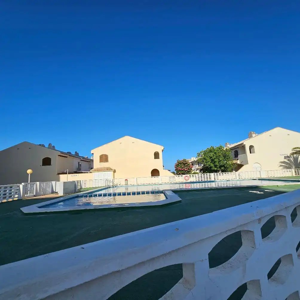 Piscina de Apartament de lloguer en La Manga del Mar Menor amb Aire condicionat, Moblat i Balcó