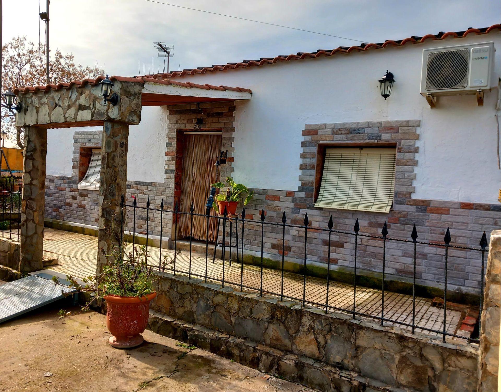 Vista exterior de Finca rústica en venda en Talavera la Real amb Aire condicionat, Jardí privat i Piscina