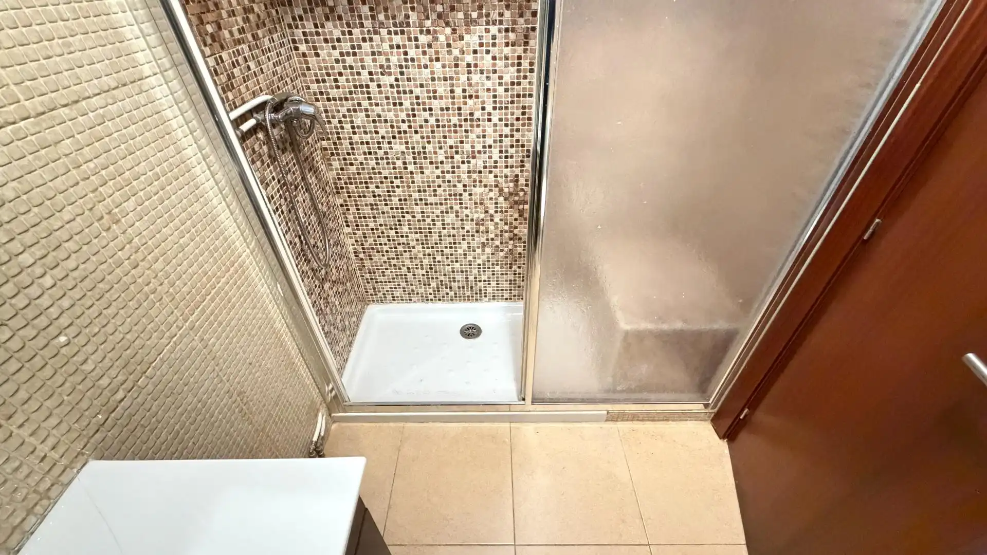 Bathroom of Flat for sale in Vigo   with Heating, Terrace and Balcony