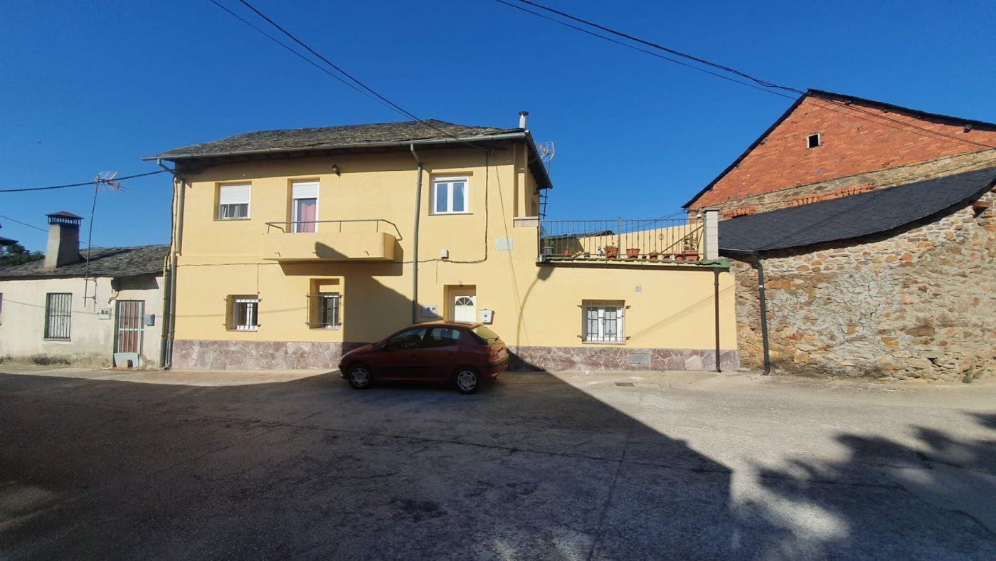 Vista exterior de Casa o chalet en venta en Ponferrada con Calefacción, Terraza y Trastero