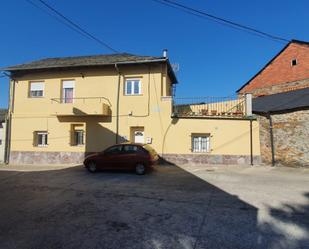 Vista exterior de Casa o xalet en venda en Ponferrada amb Calefacció, Terrassa i Traster