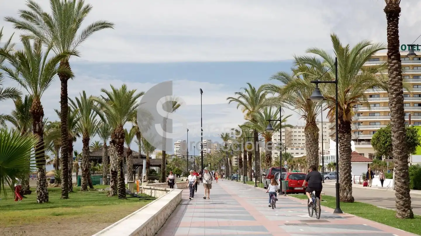 Vista exterior de Casa adosada en venda en Málaga amb Jardí privat, Terrassa i Piscina comunitària