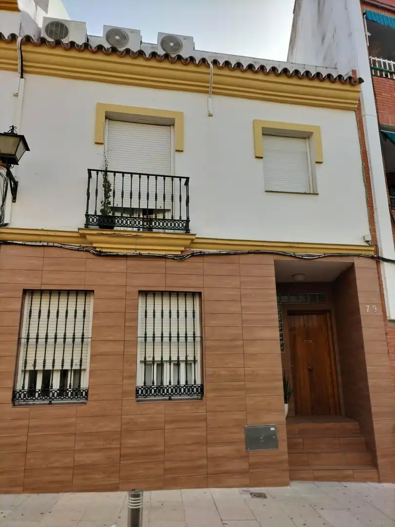 Vista exterior de Casa o xalet en venda en Alcalá de Guadaira amb Aire condicionat, Calefacció i Terrassa