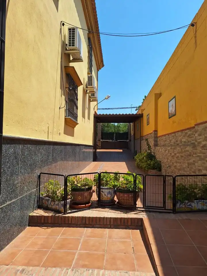 Vista exterior de Casa o chalet en venta en Alcalá de Guadaira con Aire acondicionado, Jardín privado y Terraza