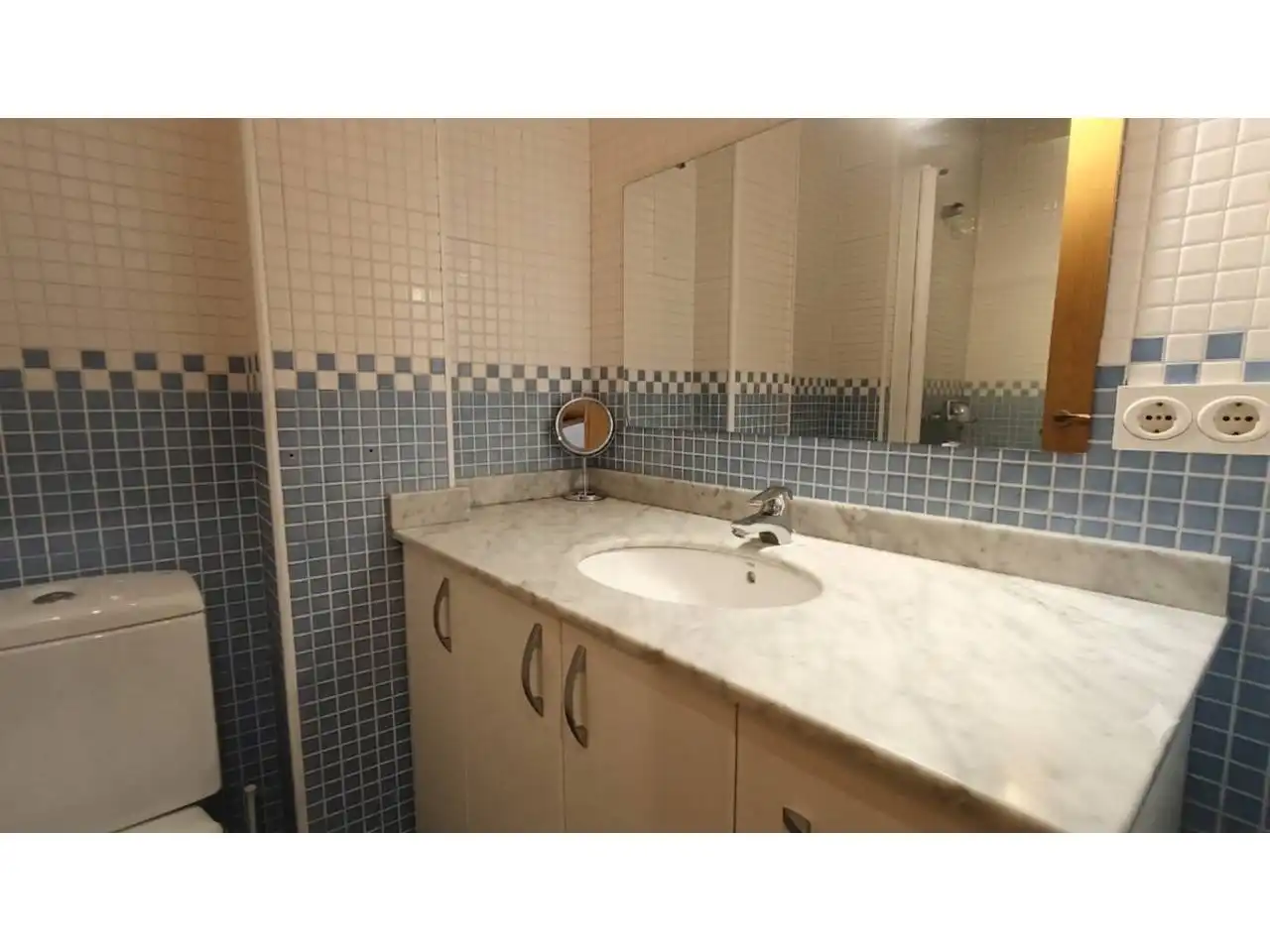 Baño de Dúplex en venta en Berga con Calefacción, Trastero y Balcón