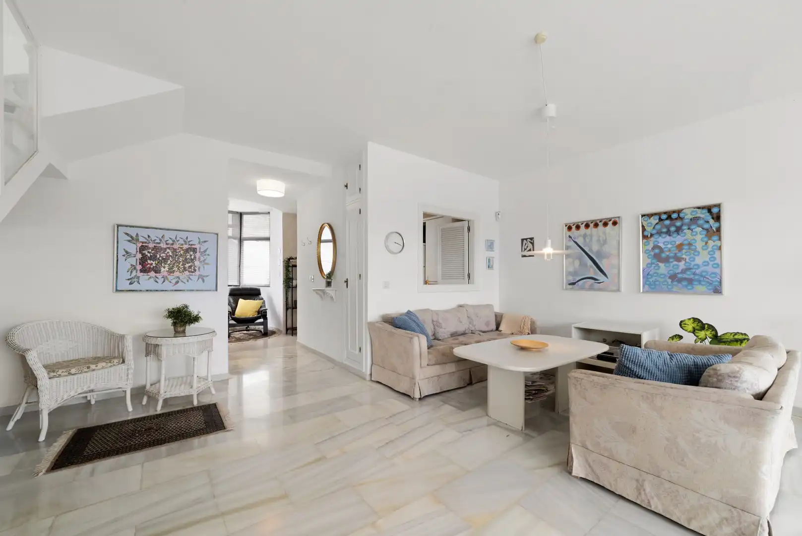 Sala d'estar de Casa adosada en venda en Benalmádena amb Terrassa, Piscina i Moblat
