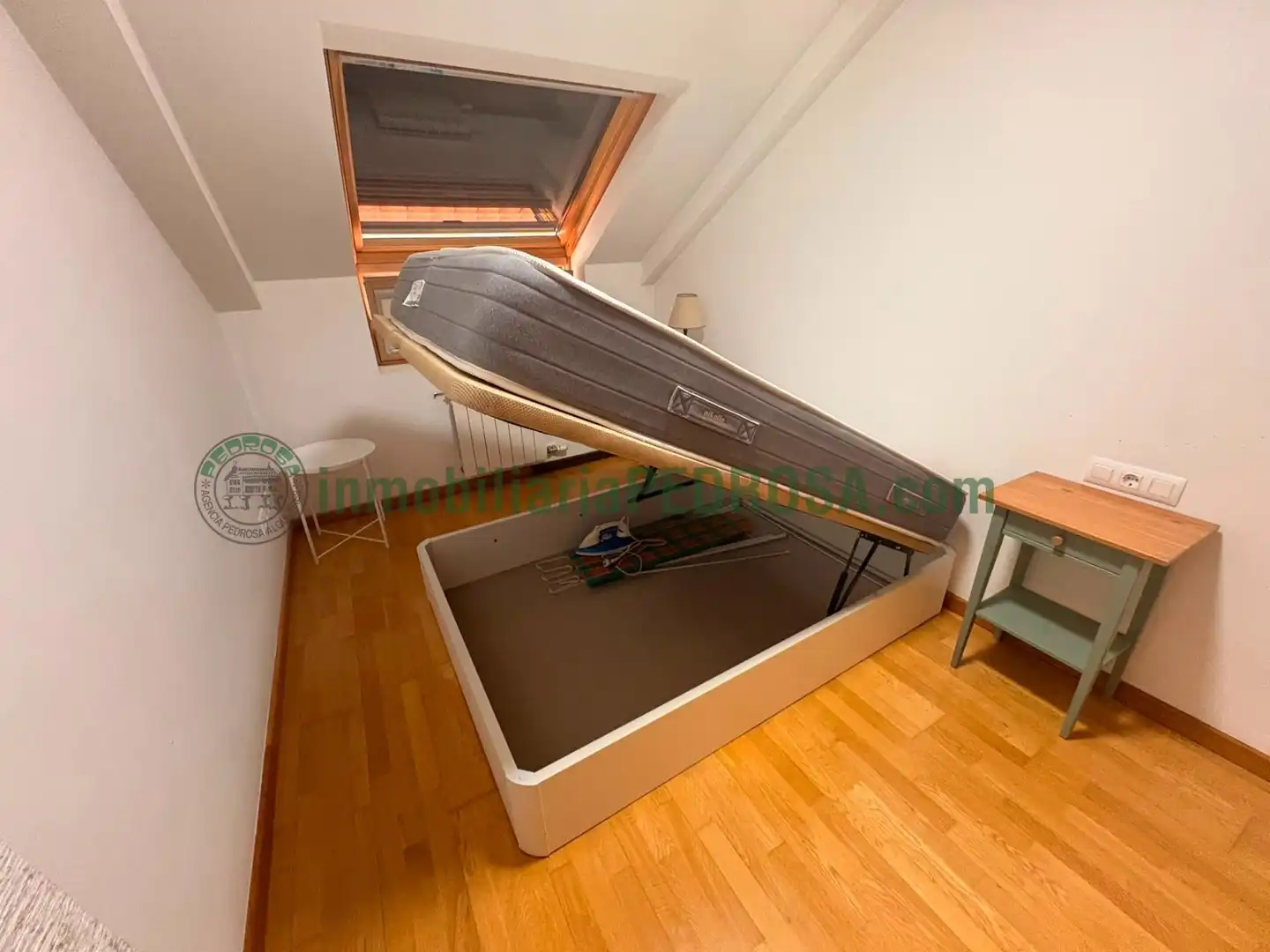 Habitación de Apartamento de alquiler en Pontevedra Capital  con Calefacción, Terraza y Trastero