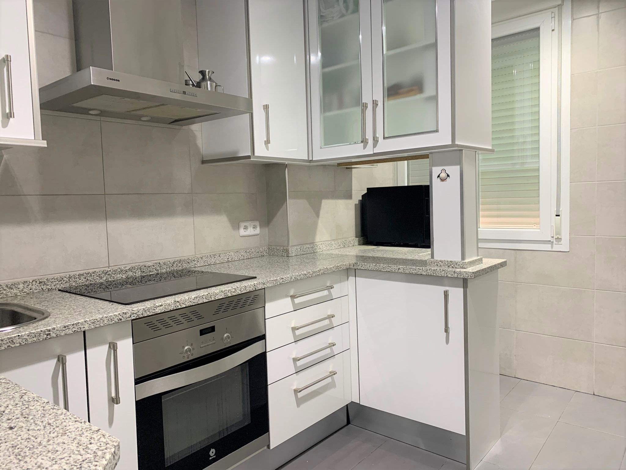 Cuina de Pis de lloguer en  Madrid Capital amb Aire condicionat, Calefacció i Moblat