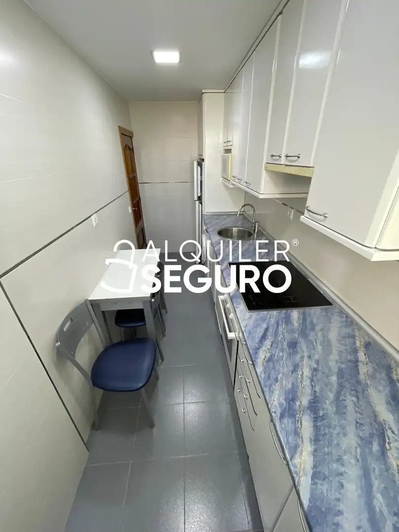 Cuina de Pis de lloguer en Madrid amb Calefacció, Terrassa i Moblat
