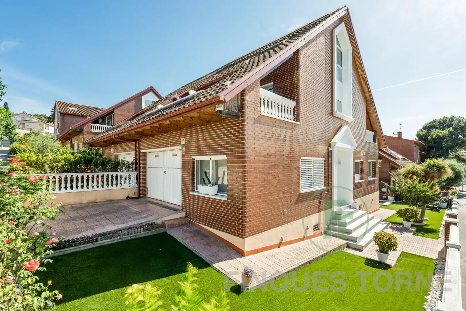 Vista exterior de Casa o xalet en venda en Montcada i Reixac amb Aire condicionat, Jardí privat i Parquet