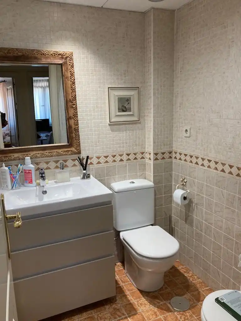 Bathroom of Flat for rent in Madrid  with Air Conditioner, Heating and Parquet flooring
