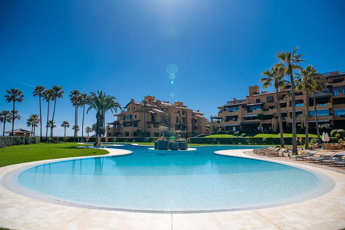 Vista exterior de Planta baja en venta en Estepona con Aire acondicionado, Terraza y Piscina