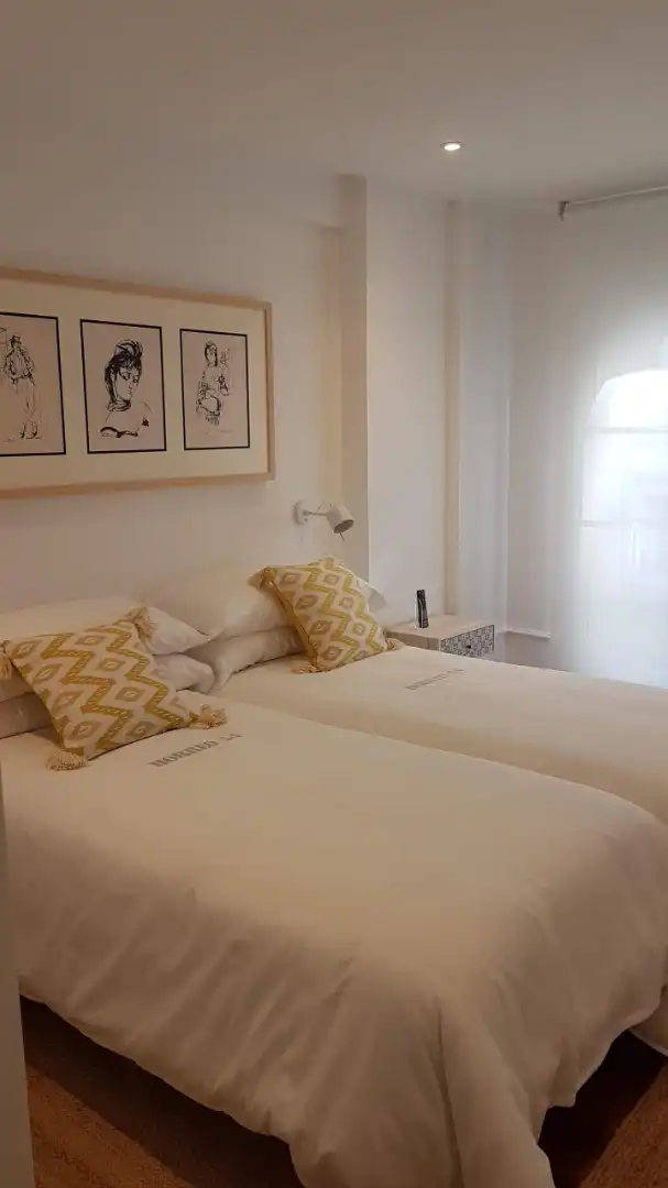 Schlafzimmer von Wohnung zur Miete in Santiago de Compostela  mit Heizung, Möbliert und Balkon