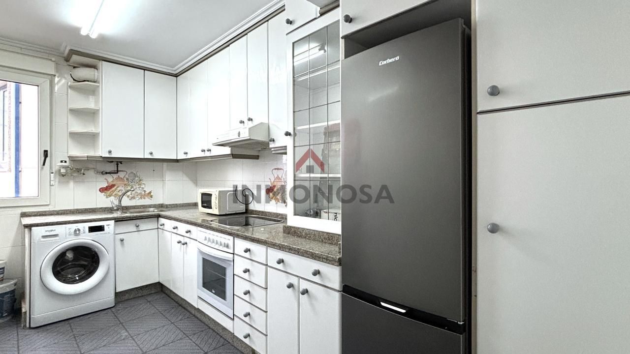 Cuina de Pis de lloguer en Ferrol amb Calefacció i Moblat