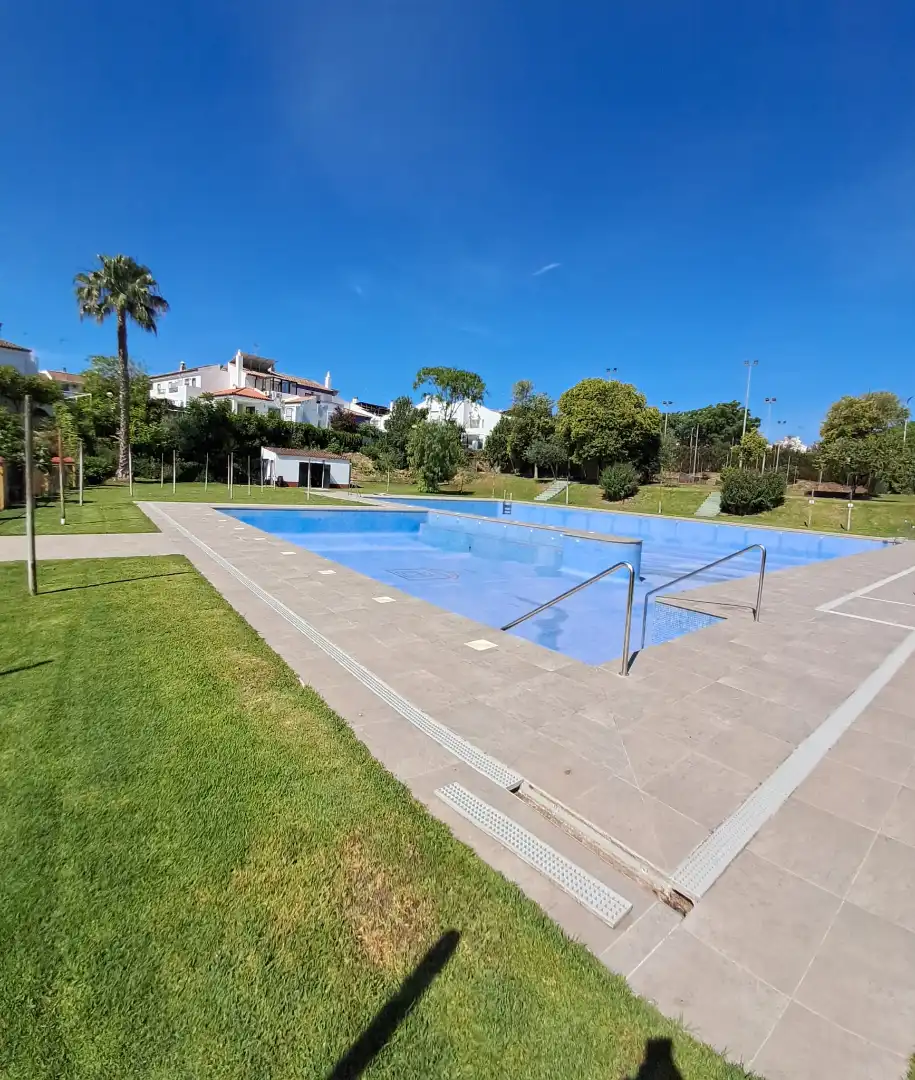 Piscina de Casa adosada de lloguer en Tomares amb Aire condicionat i Piscina