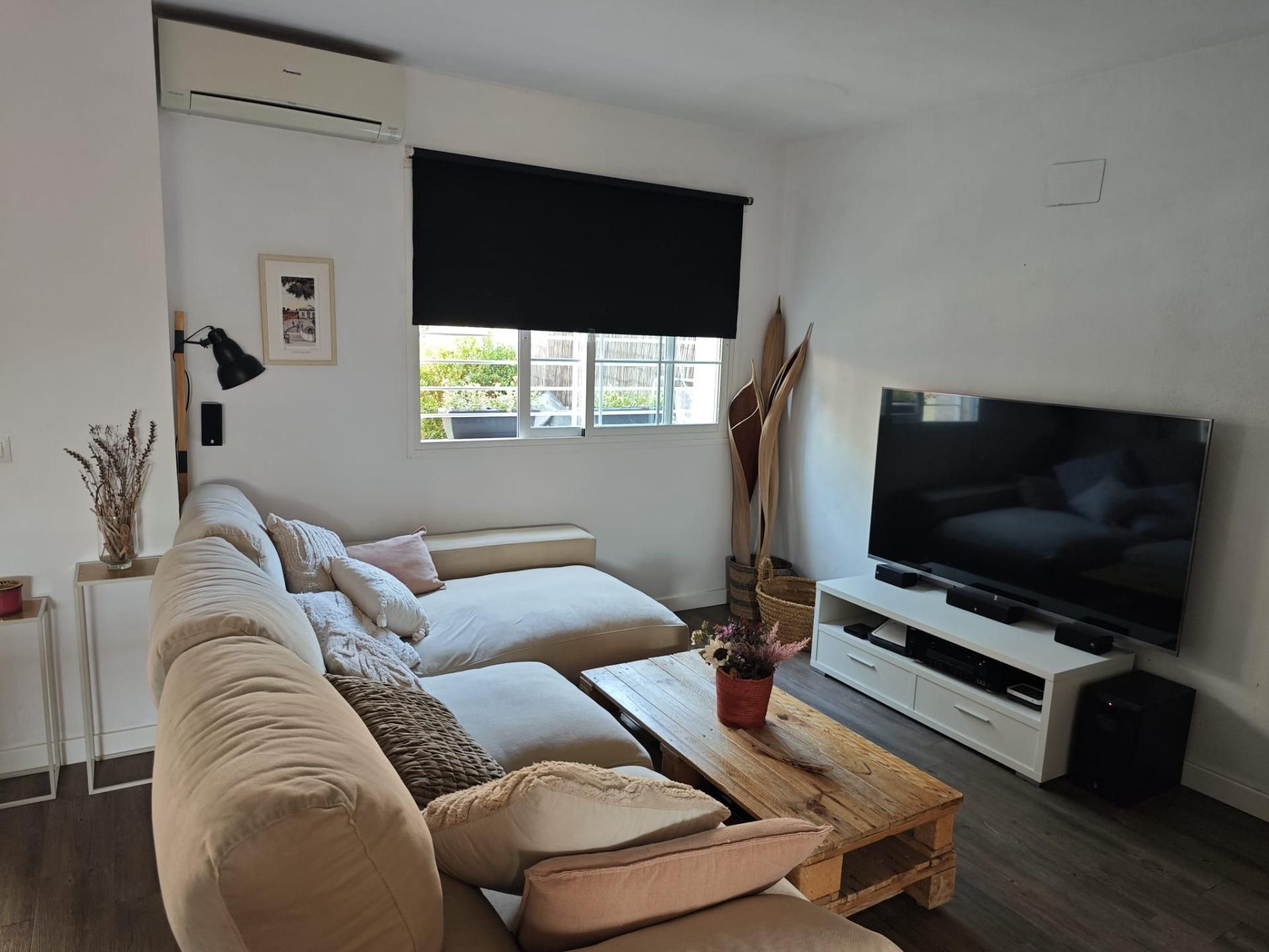 Living room of Single-family semi-detached for sale in La Pobla de Vallbona  with Air Conditioner, Heating and Private garden