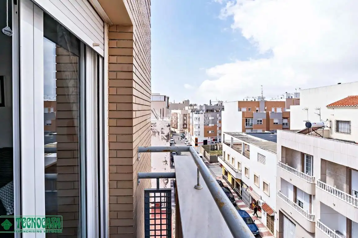 Außenansicht von Wohnung zum Verkauf in Roquetas de Mar mit Klimaanlage