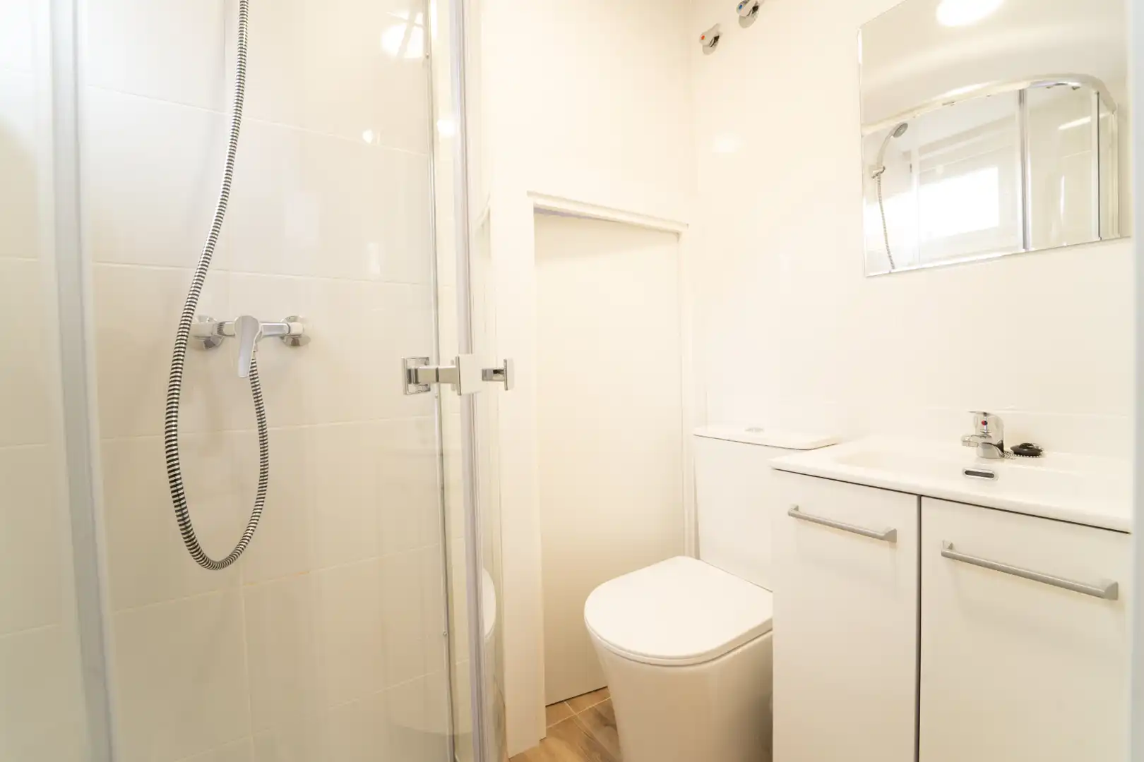 Room in Calle de Manuel Maroto, 47, San Diego