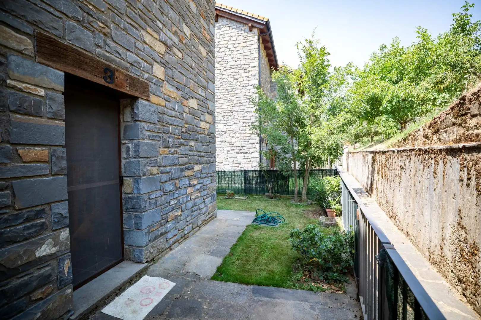 Vista exterior de Casa adosada en venta en Biescas con Calefacción, Jardín privado y Amueblado
