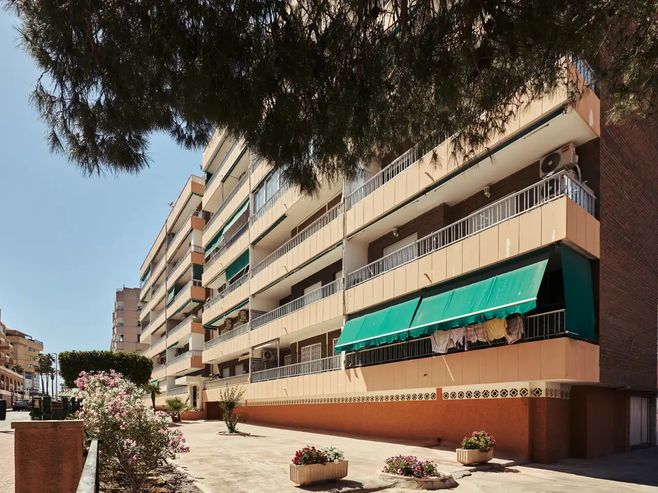Außenansicht von Wohnungen zum Verkauf in Torrevieja mit Klimaanlage, Heizung und Terrasse